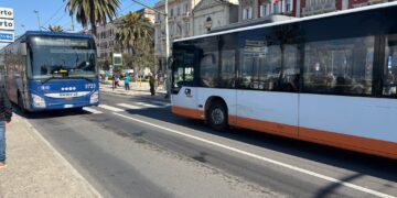 Cagliari, via Roma sempre più pericolosa per i pedoni: i bus nella carreggiata stretta mettono paura a chi attraversa (VIDEO)