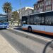 Cagliari, via Roma sempre più pericolosa per i pedoni: i bus nella carreggiata stretta mettono paura a chi attraversa (VIDEO)