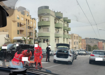 Cagliari, scontro fra auto e scooter in via Is Mirrionis: a terra una donna