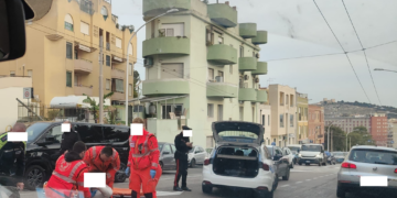 Cagliari, scontro fra auto e scooter in via Is Mirrionis: a terra una donna