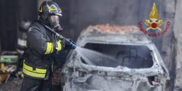Assemini, paura nel parcheggio di una palazzina: auto e motocarro in fiamme, intervento tempestivo dei vigili del fuoco