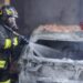 Assemini, paura nel parcheggio di una palazzina: auto e motocarro in fiamme, intervento tempestivo dei vigili del fuoco