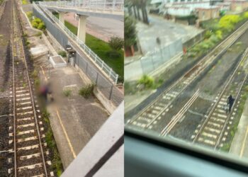 Samassi, attraversa i binari della ferrovia con il monopattino in mano