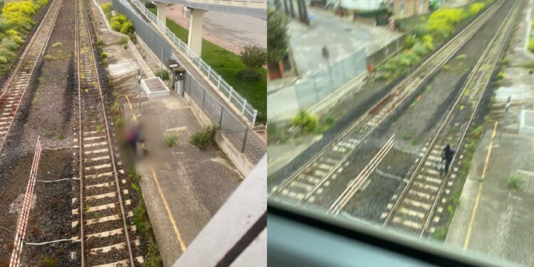 Samassi, attraversa i binari della ferrovia con il monopattino in mano