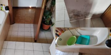 Cagliari, la lotta di un figlio che chiede un bagno a misura di disabile per il papà malato