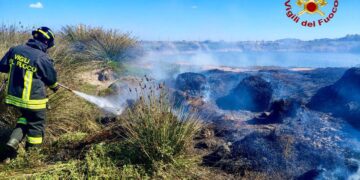 Capoterra, vasto incendio in una vegetazione: intervento dei vigili del fuoco
