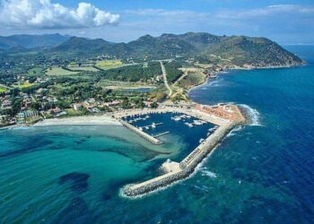 Sarroch, loschi individui incappucciati in azione nei giardini e nelle case di proprietà