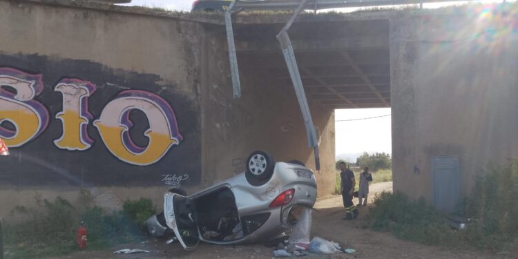 Cagliari, auto precipita dal cavalcavia sulla 131 dir: gravi due persone