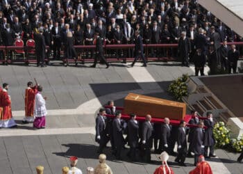 Iniziati i funerali di Papa Francesco: l’infinito abbraccio dei fedeli, 150mila in piazza