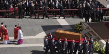 Iniziati i funerali di Papa Francesco: l’infinito abbraccio dei fedeli, 150mila in piazza