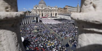 L’omaggio del mondo a Papa Francesco: “Hai toccato le menti e i cuori, ora prega per noi”