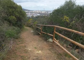 Sarroch, ripristinata a tempo di record la staccionata del sentiero per il nuraghe Sa Domu e S’Orcu
