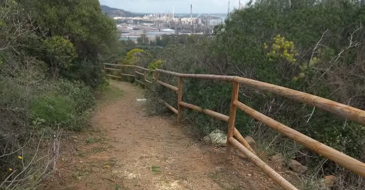 Sarroch, ripristinata a tempo di record la staccionata del sentiero per il nuraghe Sa Domu e S’Orcu
