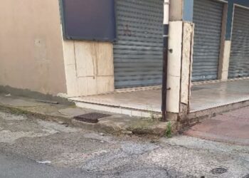 Assemini, cade a causa di un dissesto stradale: interviene il 118