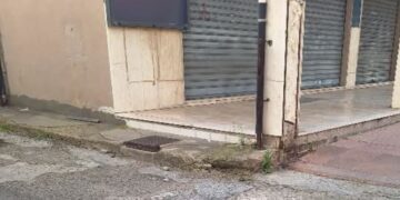 Assemini, cade a causa di un dissesto stradale: interviene il 118