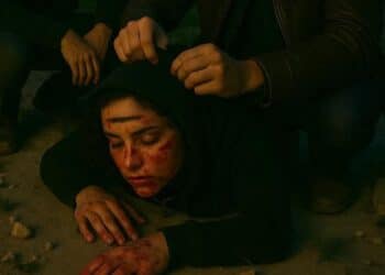 “Tre uomini ai piedi del gran canyon, uno di loro adagia sulla testa di Manuela un cappuccio e sulla fronte ben evidente un segno nero”