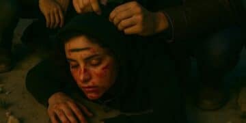 “Tre uomini ai piedi del gran canyon, uno di loro adagia sulla testa di Manuela un cappuccio e sulla fronte ben evidente un segno nero”