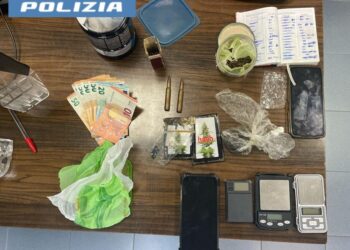 Carbonia, in auto e in casa droga, contanti e l’agenda dei clienti: arrestato 49enne