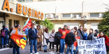 All’Oncologico esplode la contestazione, slogan e striscioni di rabbia: “Fermatevi! Non ammazzate il Businco”