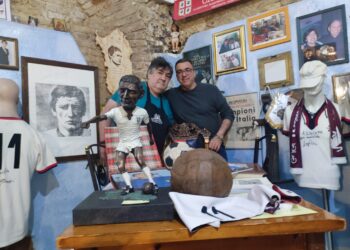 Da Sarroch al tavolo del ristorante che più amava: una statua dedicata al campione Gigi Riva