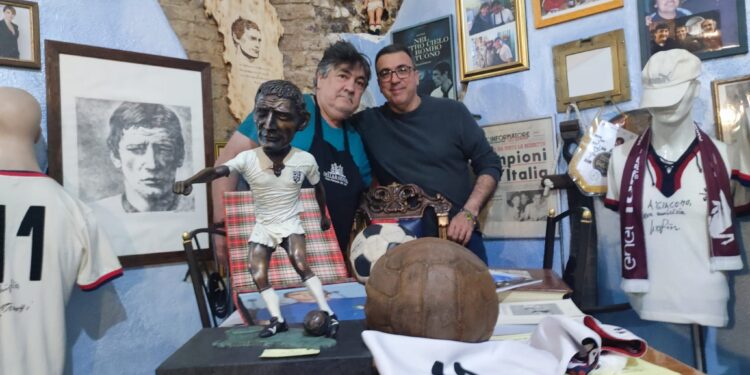 Da Sarroch al tavolo del ristorante che più amava: una statua dedicata al campione Gigi Riva