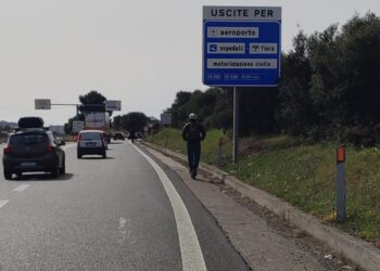 Cagliari, percorre in monopattino la 131: la scena choc immortalata da un automobilista