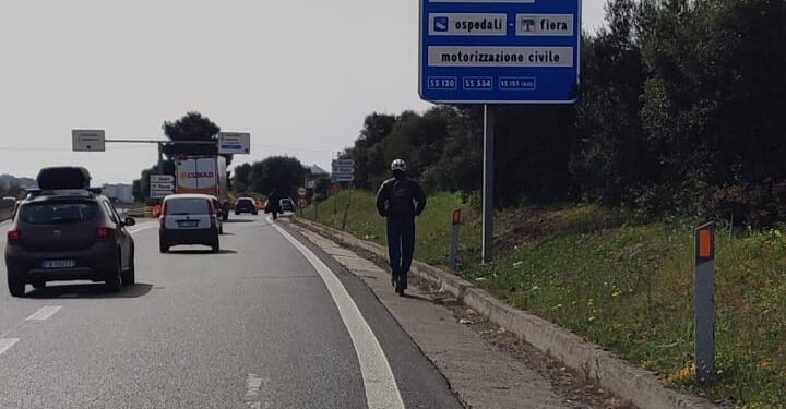 Cagliari, percorre in monopattino la 131: la scena choc immortalata da un automobilista