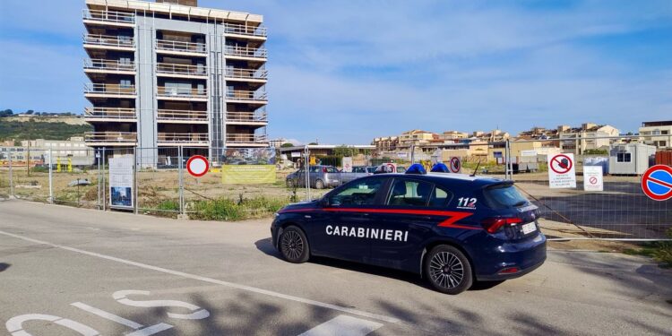 Cagliari, aggressione durante una gara clandestina in un cantiere: due operai in ospedale, un arresto