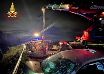 Scontro tra due auto e un camion a Sestu, un ferito estratto dalle lamiere