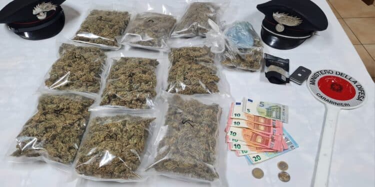 Villacidro, diciottenne in arresto per spaccio di marijuana