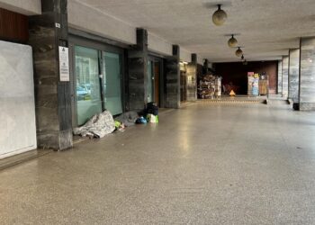 Cagliari, hotel sotto le stelle in via Mameli: cresce la preoccupazione dei residenti