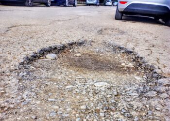 Assemini, giovane mamma rischia di finire fuori strada a causa di una buca: “La gomma dell’auto è scoppiata”