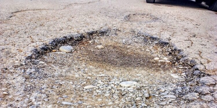 Assemini, giovane mamma rischia di finire fuori strada a causa di una buca: “La gomma dell’auto è scoppiata”