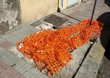 Cagliari, via della Pineta in condizioni disastrose: “Marciapiede distrutto da due mesi con topi e blatte che escono dalla fogna”