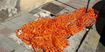 Cagliari, via della Pineta in condizioni disastrose: “Marciapiede distrutto da due mesi con topi e blatte che escono dalla fogna”