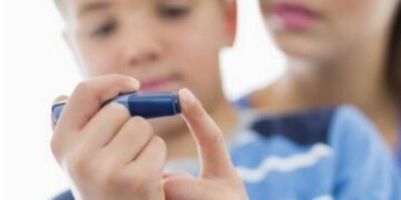 “Dovremmo essere i primi, e invece siamo gli ultimi”: la denuncia di una madre sul blocco dei microinfusori per bambini diabetici a Cagliari