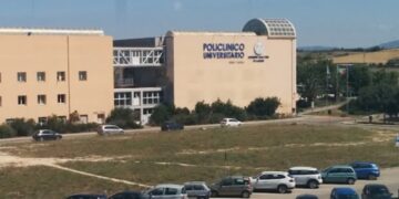 Monserrato, in giacca e cravatta importunava le persone: espulso per un anno il molestatore del Policlinico