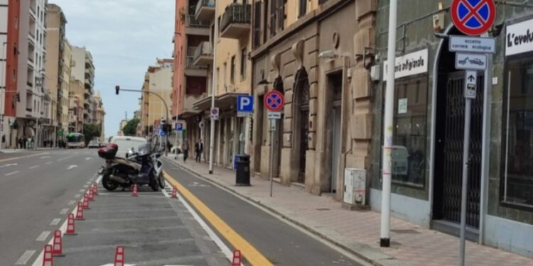 Cagliari, via Sonnino nel caos e cittadini esasperati, il traffico è solo la punta dell’iceberg: “Noi questa città non la vogliamo più”
