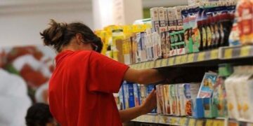Pasquetta al lavoro per commesse e lavoratori dei supermercati a Cagliari, è polemica: “Chiudere nei festivi si può e si deve”