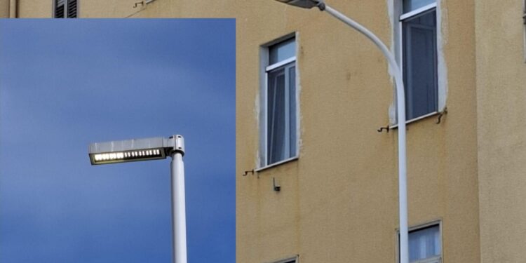 Cagliari, a San Michele lampioni accesi in pieno giorno: “Uno spreco sulle spalle dei cittadini”