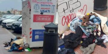 Cagliari, slalom tra i rifiuti in via Basilicata: il marciapiede della vergogna è ostaggio dell’inciviltà