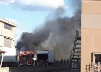 Paura a Sestu: due container in fiamme nei pressi di Mediaworld