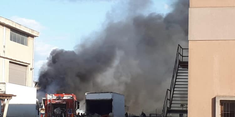 Paura a Sestu: due container in fiamme nei pressi di Mediaworld