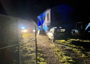 Tragedia in un’azienda agricola: si ribalta il trattore, muore un 17enne