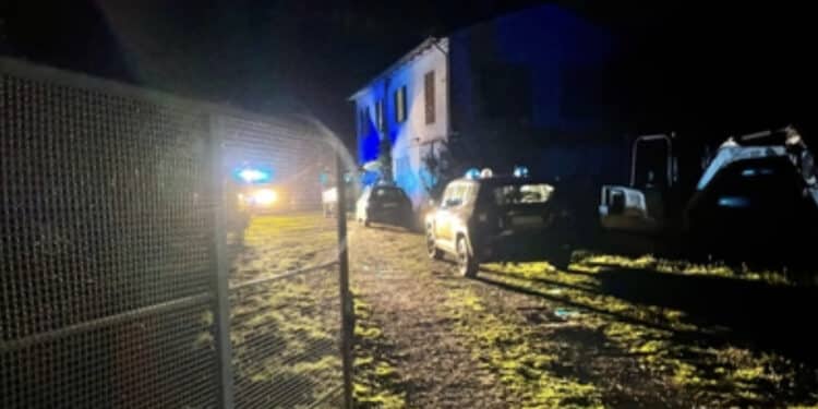 Tragedia in un’azienda agricola: si ribalta il trattore, muore un 17enne