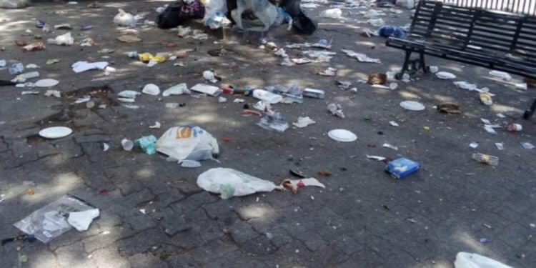 Cagliari, questionario anonimo ai residenti per migliorare la gestione dei rifiuti in Piazza Medaglia Miracolosa