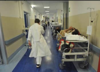 Cagliari, shock tra le corsie di un ospedale: polizia, guardie giurate e carabinieri chiamati a intervenire il fine settimana: “Speriamo muoia presto così ci leviamo questa da mezzo ai piedi”