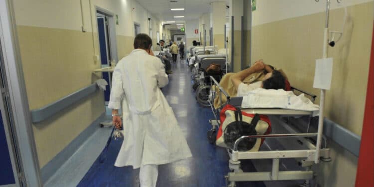 Cagliari, shock tra le corsie di un ospedale: polizia, guardie giurate e carabinieri chiamati a intervenire il fine settimana: “Speriamo muoia presto così ci leviamo questa da mezzo ai piedi”
