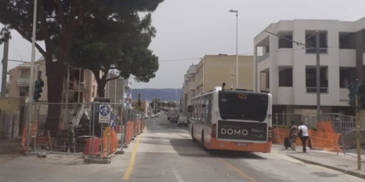 Paura a Pirri, rocambolesco  incidente in Via Italia: ragazzo salvo per miracolo