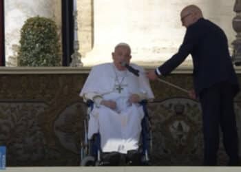 Papa Francesco a sorpresa saluta i fedeli a Piazza San Pietro: “Buona domenica a tutti, grazie tante!”